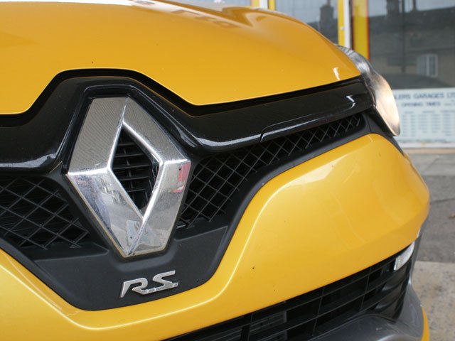 Renault badge on front of Renaultsport Clio 200 Turbo