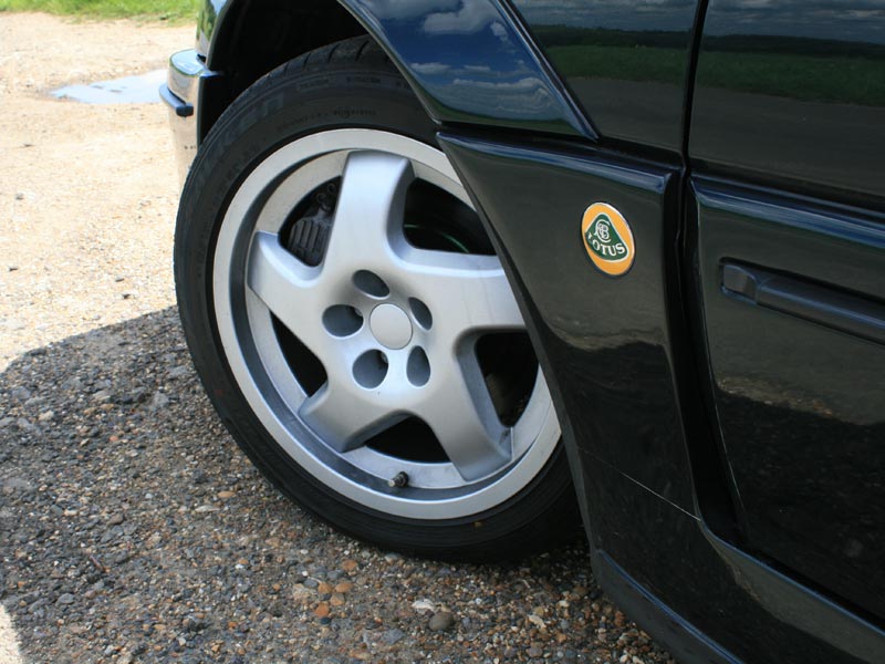 Lotus Carlton 17-inch alloy wheel
