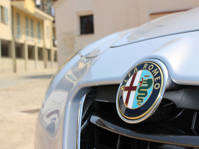 Alfa Romeo Giulietta Quadrifoglio Verde grille badge