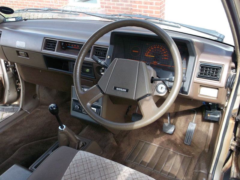 1989 Nissan Prairie interior