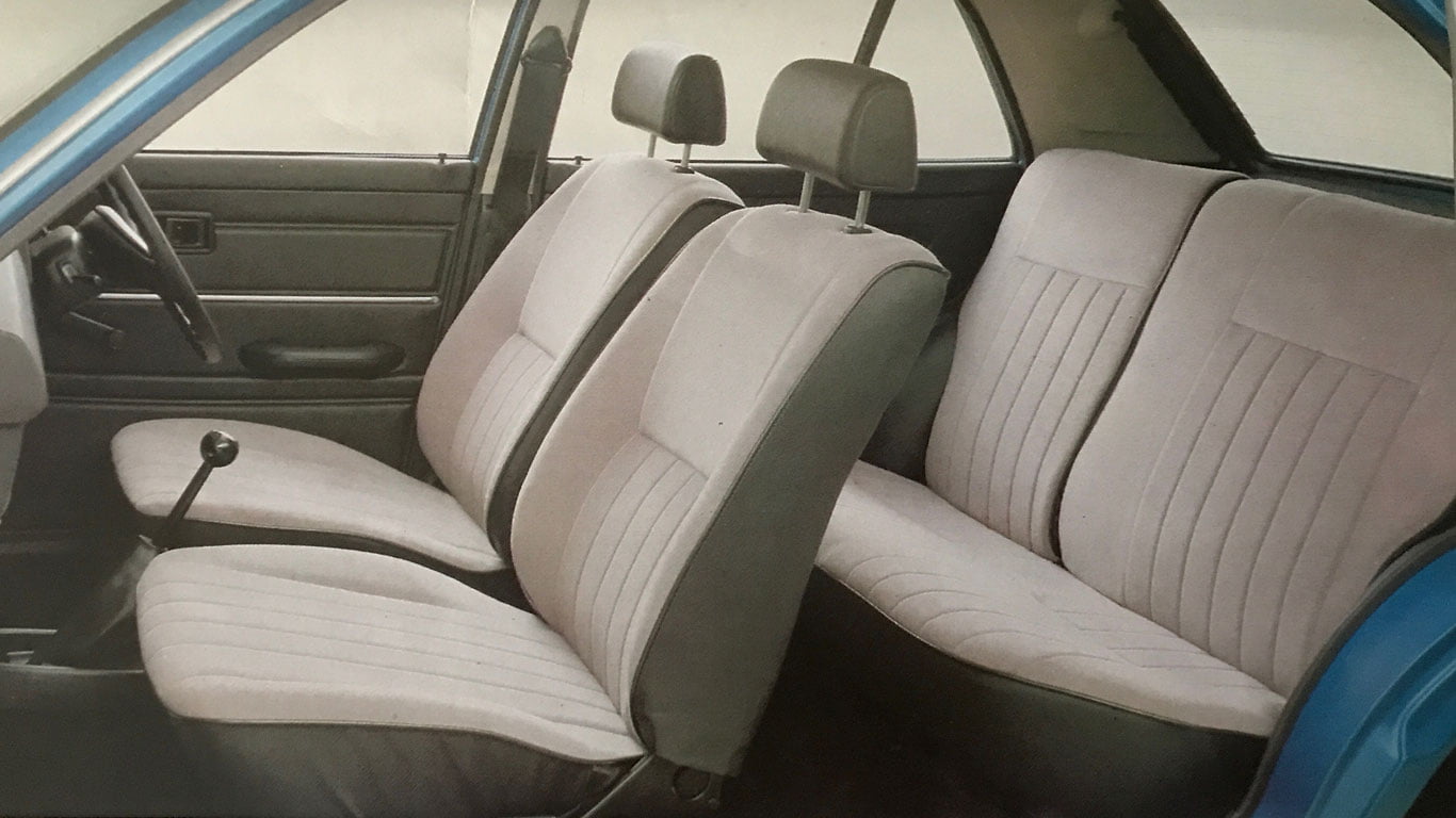 G10 Daihatsu Charade interior