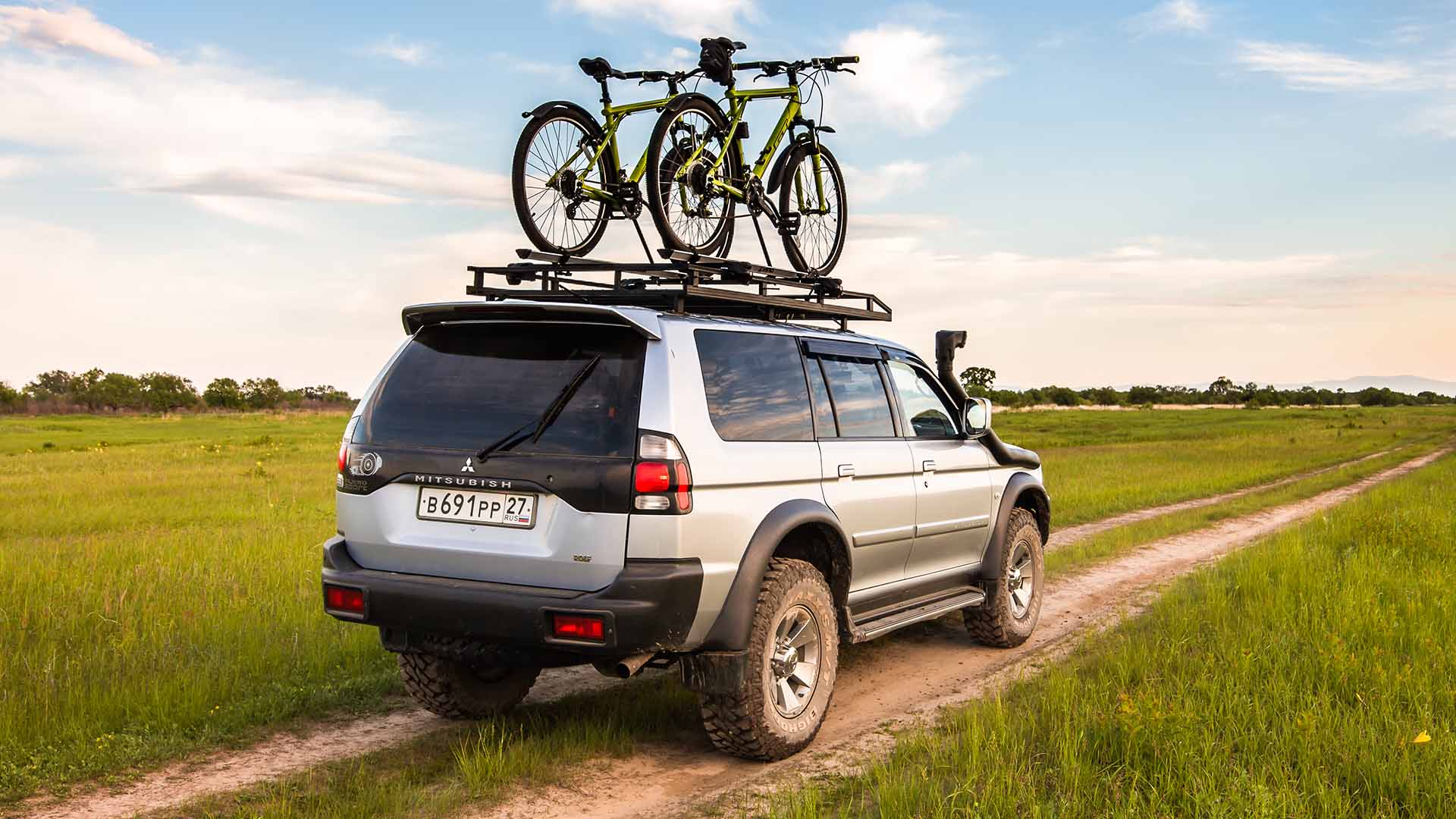 Car with bikes on the roof