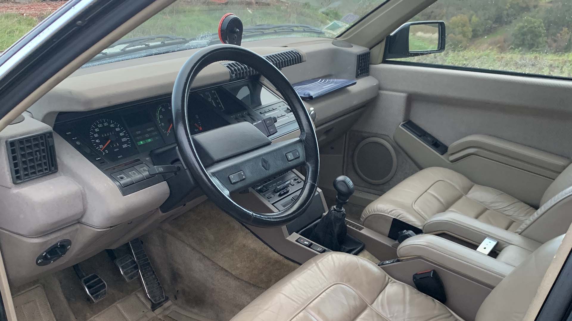 Renault 25 V6 Limousine interior