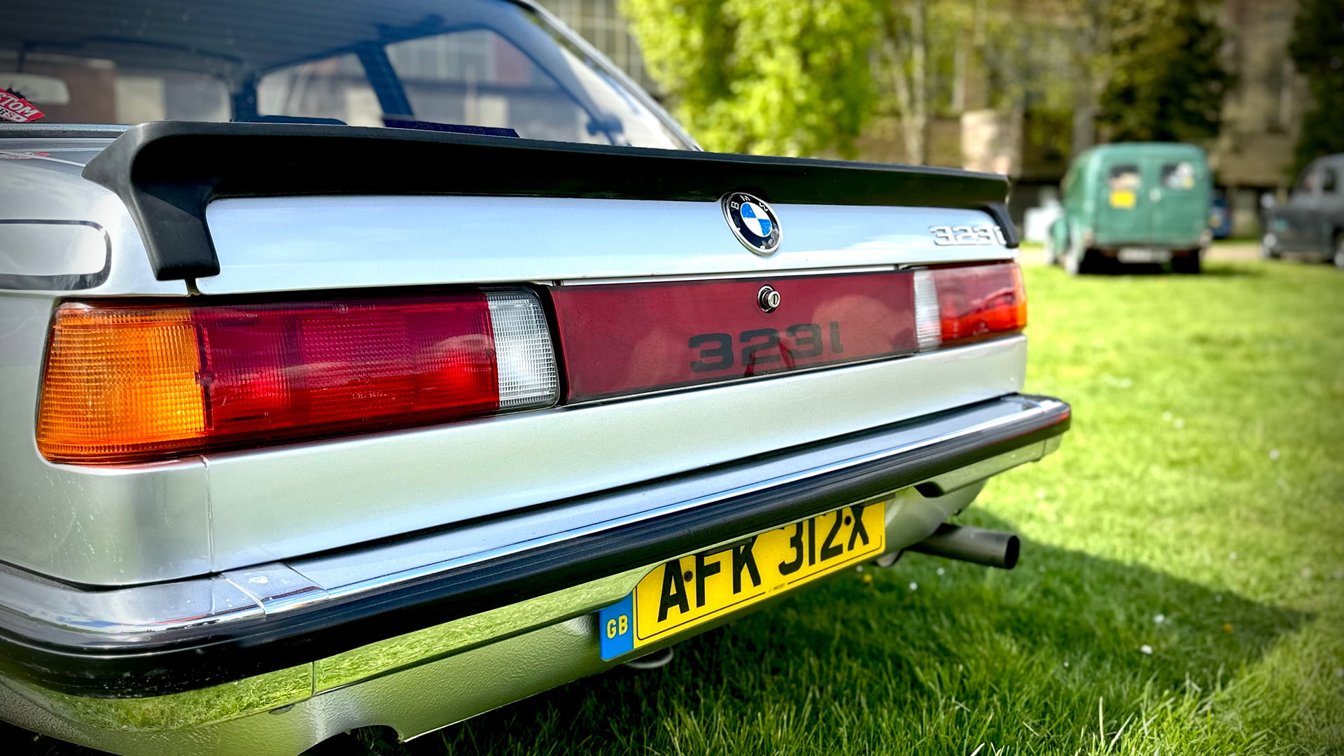 thumbnail interactive-video image 1 of BMW E34 M5 5-Series (87-96) Heckblende Red Tail Light Panel – Euro Center 1 of 3